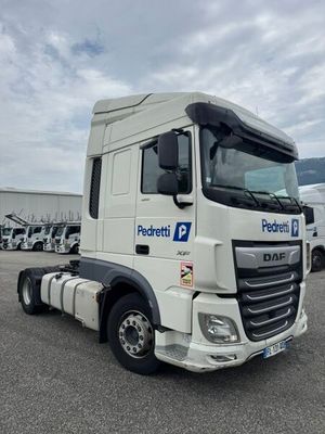 un camion blanc garé dans un parking