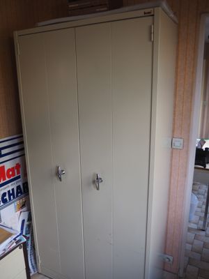 une armoire blanche dans un coin de la pièce