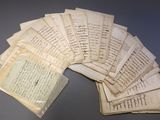 plusieurs vieilles lettres sont empilées sur une table
