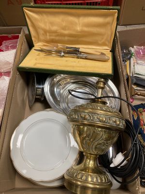 Lampe en laiton, vaisselle et de couverts.