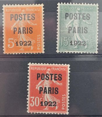 quatre timbres différents provenant de France, représentant notamment un homme et une femme