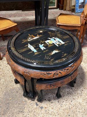 une table noire avec un plateau noir, quelques chaises et une table
