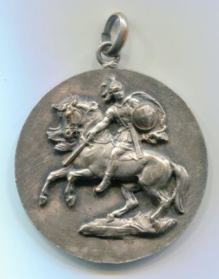 une image représentant une médaille d'argent sur laquelle figurent un cheval et un cavalier