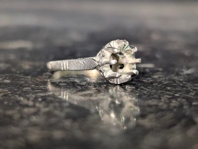gros plan d'une bague en diamant sur une table