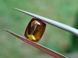 un gros plan d'un diamant jaune sur un tweet