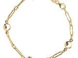 gros plan d'un bracelet en chaîne en or sur fond blanc
