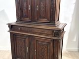 une vieille armoire en bois posée sur un sol en bois dur