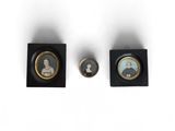 trois portraits miniatures d'un homme et d'une femme sur fond blanc