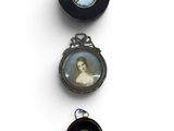trois portraits miniatures d'une femme et d'un homme, en noir et blanc
