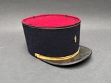 chapeau haut-de-forme bleu marine avec doublure rouge et bordures dorées
