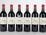 six bouteilles de vin rouge sont alignées