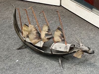 une sculpture représentant un bateau, réalisée en métal