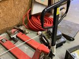 une image d'un garage avec des outils et des outils sur le sol