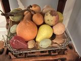 une corbeille de fruits posée sur une chaise près d'un mur