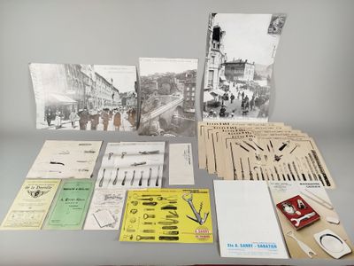 une vieille photo montrant une table avec une pile de papiers et des ciseaux