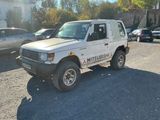 un camion blanc garé dans un parking