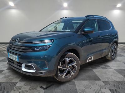 une Citroën bleue de 2020 garée sur un sol à damier