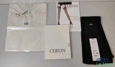 une boîte de vêtements et une paire de chaussures posées sur une table