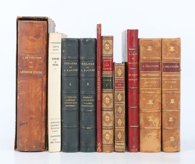 plusieurs vieux livres sont alignés sur une surface blanche