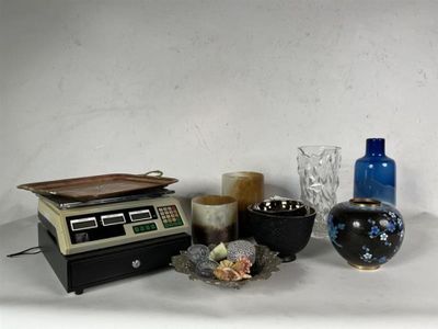 de nombreux types de vases différents, posés sur une table