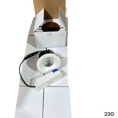 une boîte blanche contenant une lumière blanche