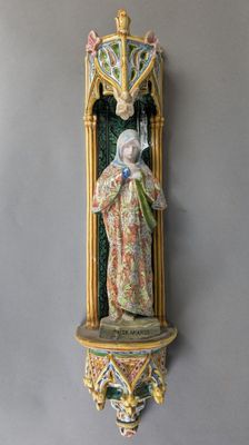une image représentant une statue de la Vierge de Guadalupe accrochée à un mur