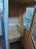 Chaise à porteur en bois laqué bleu et blanc, le dessus garn… (photo 4)
