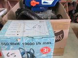 une boîte contenant une pompe bleue, posée sur une table