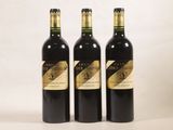 trois bouteilles de vin posées l'une à côté de l'autre sur une table