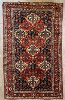 un ancien tapis persan à motifs rouges et bleus