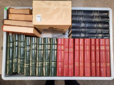 une boîte remplie de livres et une boîte de livres posée par terre