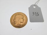 gros plan d'une pièce d'or portant une étiquette de prix