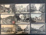 plusieurs vieilles photos en noir et blanc d'une rue dans une ville