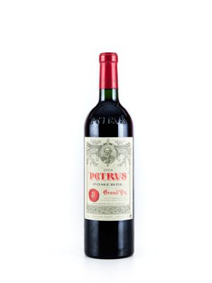 une bouteille de vin rouge sur fond blanc, avec un bouchon rouge