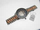 une montre posée sur une table avec une étiquette de prix