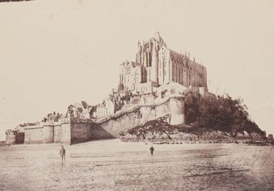 une photo en noir et blanc d'un château au sommet d'une colline