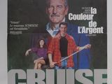 L'affiche annonçant la sortie du film montre un homme en costume-cravate tenant une arme à feu.