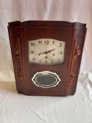 une horloge en bois posée sur une table