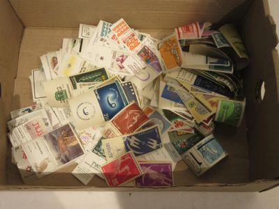 une boîte en carton remplie de timbres et d'autres objets