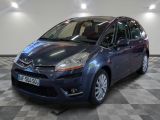 la voiture bleue est garée dans le garage sur le sol en damier