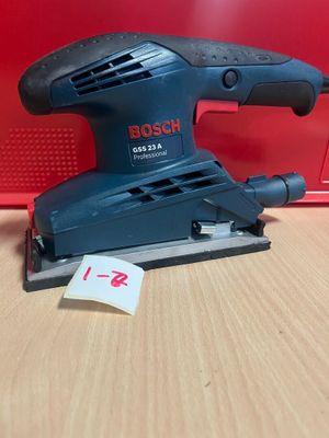 un gros plan d'une ponceuse orbitale Bosch posée sur une table