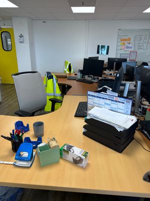 un bureau sur lequel sont posés de nombreux articles de bureau