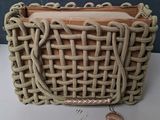 un sac à main en tissu contenant une pièce de monnaie, posé sur une table