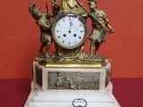 une horloge posée sur une table, avec une clé à l'intérieur