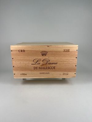 gros plan d'une boîte en bois portant une étiquette