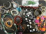 de nombreux types de bijoux sur la table