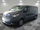 une photo d'une camionnette grise garée dans un showroom