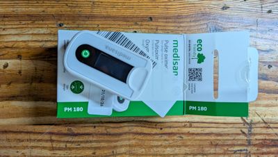 un petit appareil électronique posé sur une table en bois