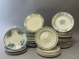 six assiettes bleues et blanches empilées les unes sur les autres sur une table