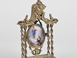 une horloge en or sur laquelle est représentée une femme